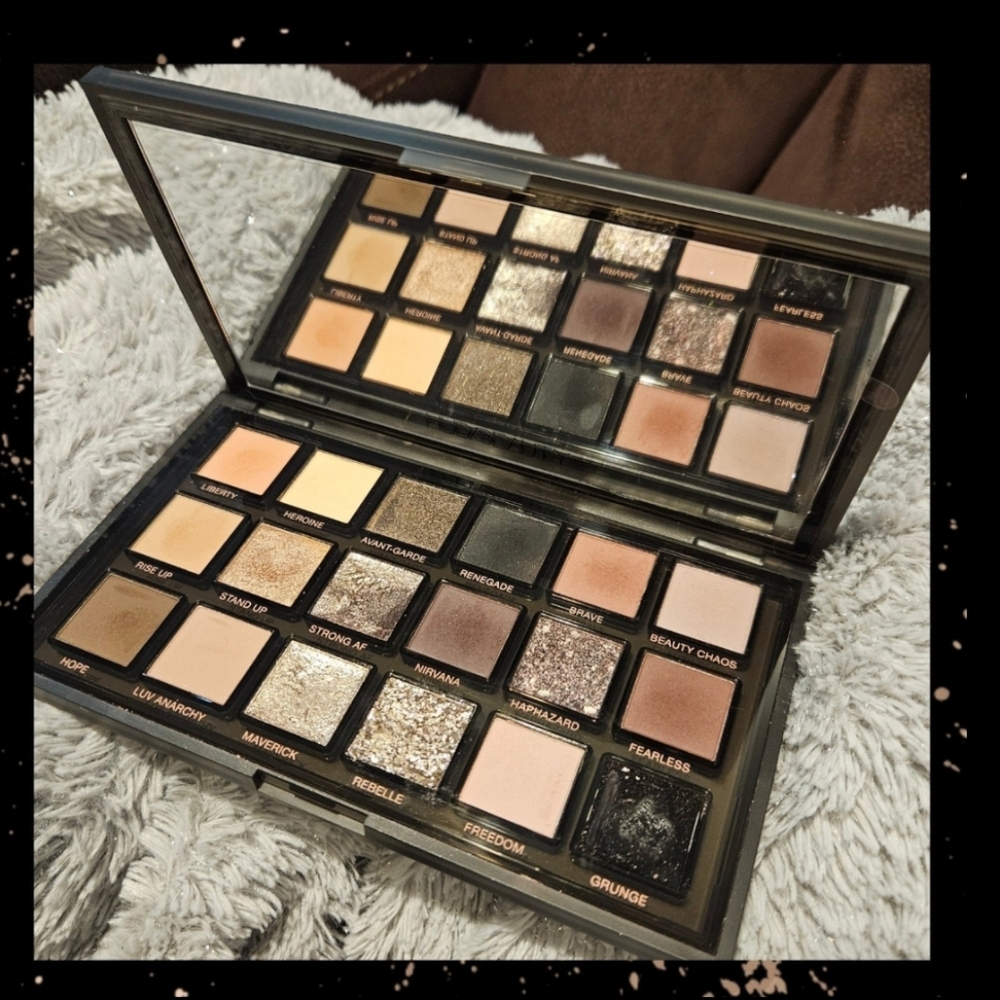 Huda Beauty Pretty Grunge eyeshadow pallete